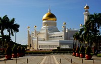 Omar Ali Saifuddien Mosque. Original public domain image from Flickr