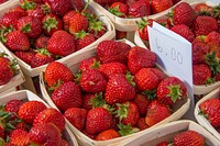 Vender strawberries at the U.S. Department of Agriculture (USDA) farmers market at the USDA headquarters in Washington, D.C., June 2, 2017. USDA photo by Preston Keres. Original public domain image from Flickr