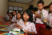 USAID Basic Education Program. ENG: Indonesia has over 46 million school children. BHS: Indonesia memiliki lebih dari 46 juta anak usia sekolahphoto: USAID/DANUMURTHI MAHENDRA. Original public domain image from Flickr
