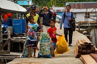 Bersihkan lautku dari polusiAnak-anak dengan bangga membawa sampah yang dikumpulkannya hari itu.Photo courtesy of Yayasan Misool Baseftin for USAID. Original public domain image from Flickr