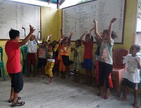 Belajar mencintai alam di sekitar kitaAnak-anak di kampung Patimburak meloncat senang saat belajar tentang lingkungan hidup. Pantai adalah halaman rumah bagi mereka.Photo courtesy of USAID SEA. Original public domain image from Flickr