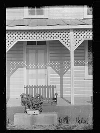 Front door, Boonsboro, Maryland. Sourced from the Library of Congress.