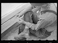 Rolling a cigarette. Irwinville Farms, Georgia. Sourced from the Library of Congress.