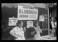 Women selling ice cream to parade watchers, Cincinnati, Ohio. Sourced from the Library of Congress.