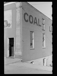 Painted pillar, Woodbine, Iowa. Sourced from the Library of Congress.