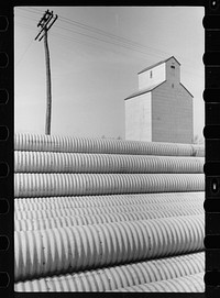 Grain elevator and piping, Grundy Center, Iowa. Sourced from the Library of Congress.