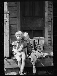 [Untitled photo, possibly related to: Children who live in the s, Dubuque, Iowa]. Sourced from the Library of Congress.