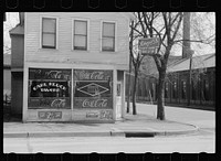 Earl Kluck's Tavern, Dubuque, Iowa. Sourced from the Library of Congress.