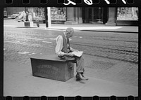 Man waiting for street car, Chicago, Illinois. Sourced from the Library of Congress.