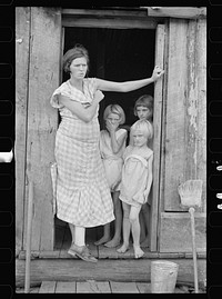 Wife and children of sharecropper in Washington County, Arkansas. Sourced from the Library of Congress.