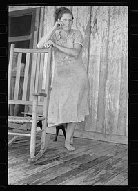 Wife of a sharecropper, Stortz cotton plantation, Pulaski County, Arkansas. Sourced from the Library of Congress.