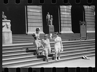 Ladies leaving Art Institute, Chicago, Illinois. Sourced from the Library of Congress.
