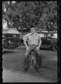 A young migrant packinghouse worker, Belle Glade, Florida. Sourced from the Library of Congress.