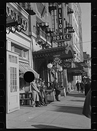 [Untitled photo, possibly related to: Main street of Hagerstown on Saturday afternoon, Maryland]. Sourced from the Library of Congress.