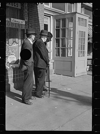 [Untitled photo, possibly related to: Main street of Hagerstown on Saturday afternoon, Maryland]. Sourced from the Library of Congress.