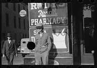[Untitled photo, possibly related to: Men on main street, Saturday afternoon, Hagerstown, Maryland]. Sourced from the Library of Congress.