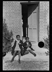 [Untitled photo, possibly related to: Moving into Newport News Homesteads, Virginia]. Sourced from the Library of Congress.