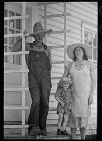 Homesteaders with family, Scioto Farms, Ohio. Sourced from the Library of Congress.