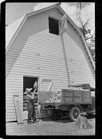 [Untitled photo, possibly related to: Farmer unloading corn, Scioto Farms, Ohio]. Sourced from the Library of Congress.