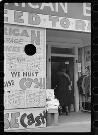 [Untitled photo, possibly related to: Shoppers, West Frankfort, Illinois]. Sourced from the Library of Congress.