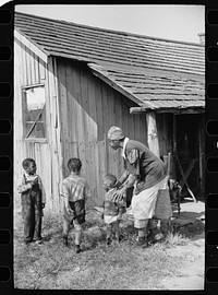 Farm laborer's wife and children, "Eighty Acres," Glassboro, New Jersey. Sourced from the Library of Congress.