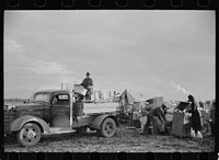 [Untitled photo, possibly related to: State highway officials moving sharecroppers away from roadside to area between levee and Mississippi River, New Madrid County, Missouri]. Sourced from the Library of Congress.