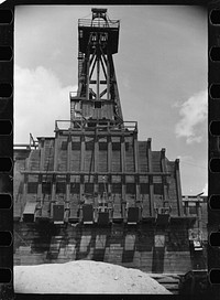 [Untitled photo, possibly related to: Hoist over copper mine, Butte, Montana]. Sourced from the Library of Congress.