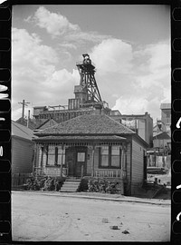 [Untitled photo, possibly related to: Houses with mine hoists in backyard, Butte, Montana]. Sourced from the Library of Congress.