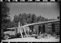 [Untitled photo, possibly related to: Loading the roundup trucks, Quarter Circle U Ranch, Big Horn County, Montana]. Sourced from the Library of Congress.