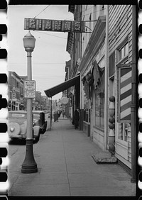 [Untitled photo, possibly related to: Main street, Winchester, Virginia]. Sourced from the Library of Congress.