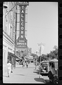 Main street, Marshalltown, Iowa. Sourced from the Library of Congress.