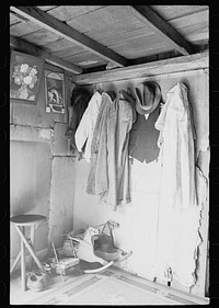 Interior of cabin shown in RA 4015-M4. Sourced from the Library of Congress.