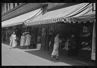 [Untitled photo, possibly related to: Street scene, Manchester, New Hampshire]. Sourced from the Library of Congress.