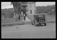 [Untitled photo, possibly related to: County courthouse in Maynardville, Tennessee]. Sourced from the Library of Congress.