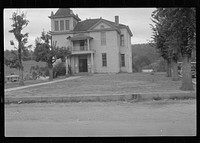 [Untitled photo, possibly related to: County courthouse in Maynardville, Tennessee]. Sourced from the Library of Congress.