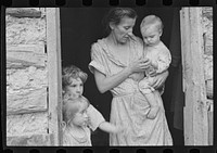 Wife and children of sharecropper. Sourced from the Library of Congress.