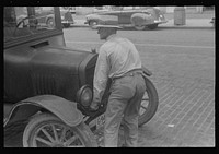 Cranking Model "T" Ford before the days of the self-starter, Worthington, Ohio. Sourced from the Library of Congress.