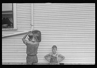 Getting ready for dinner during wheat harvest, central Ohio. Sourced from the Library of Congress.