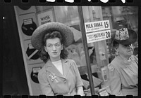 Waiting for a street car. Chicago, Illinois. Sourced from the Library of Congress.