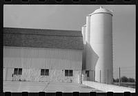 [Untitled photo, possibly related to: Dairy farm, Fond du Lac County, Wisconsin]. Sourced from the Library of Congress.