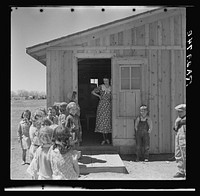 Temporary schoolhouse. Bosque Farms, New Mexico. Sourced from the Library of Congress.
