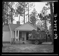 David Taylor moving into his new home at Gardendale, Alabama. Sourced from the Library of Congress.