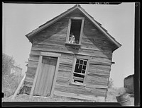 Old Vermont farm building near Hyde Park, Vermont. Sourced from the Library of Congress.