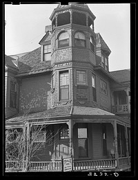 Rooming house in Omaha which offers parking space for trailers during the winter. Omaha, Nebraska. Sourced from the Library of Congress.