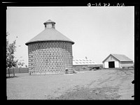 [Untitled photo, possibly related to: Corn crib of concrete blocks, capacity 7000 bushels, harvest of 140 acres. Central Illinois]. Sourced from the Library of Congress.