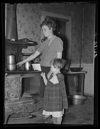Mrs. Wallace and daughter. Oswego County, New York. Sourced from the Library of Congress.