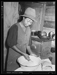 Farm laborer's wife preparing meal. "Eighty Acres," Glassboro, New Jersey. Sourced from the Library of Congress.