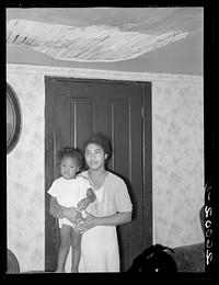 Wife and child of prospective homesteader. Newport News Homesteads, Virginia. Sourced from the Library of Congress.