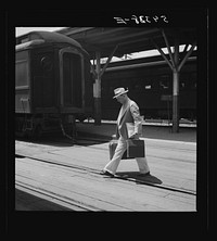 Passengers leaving station in northwestern Florida. Sourced from the Library of Congress.