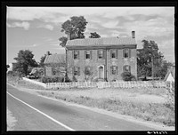 Old home for sale along the highway near Bardstown, Kentucky. Sourced from the Library of Congress.